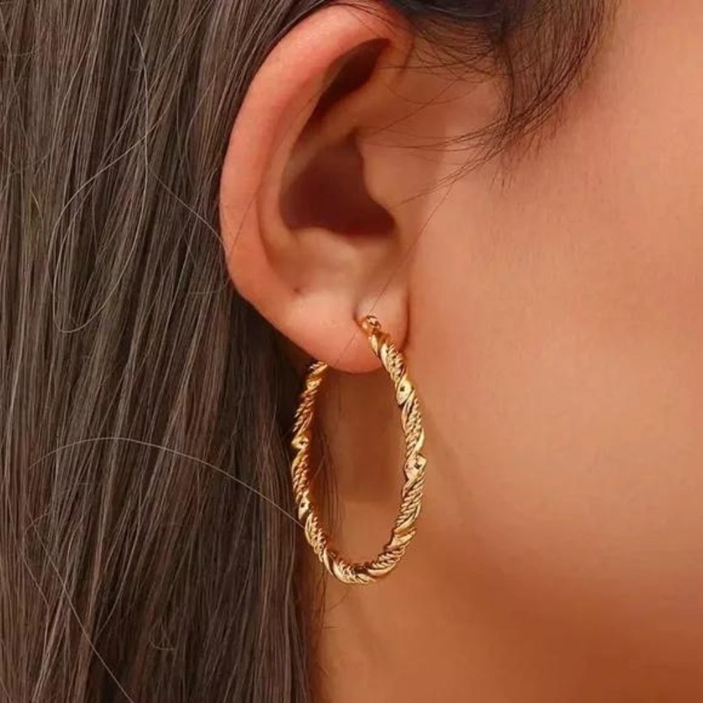NEW 18K GOLD TWISTED WAVE CIRCLE HOOP EARRINGS